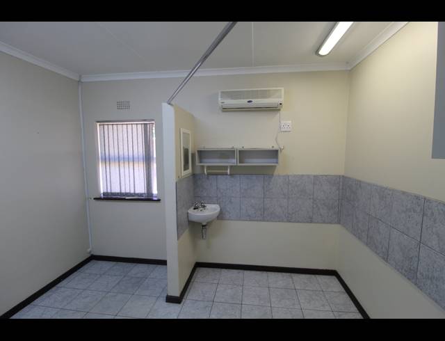 226M² BUSINESS CENTRE TO LET IN VREDENBURG